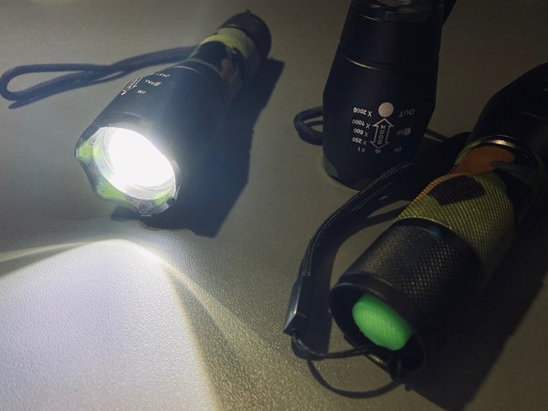 CREE LED Taschenlampe / Camouflage / 300m Leuchtweite / Strobo + SOS Funktion